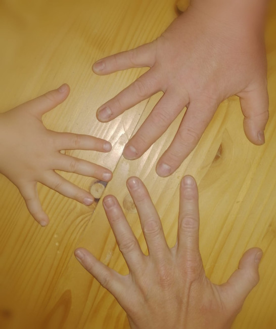 Hand von Kind und zwei erwachsenen 
